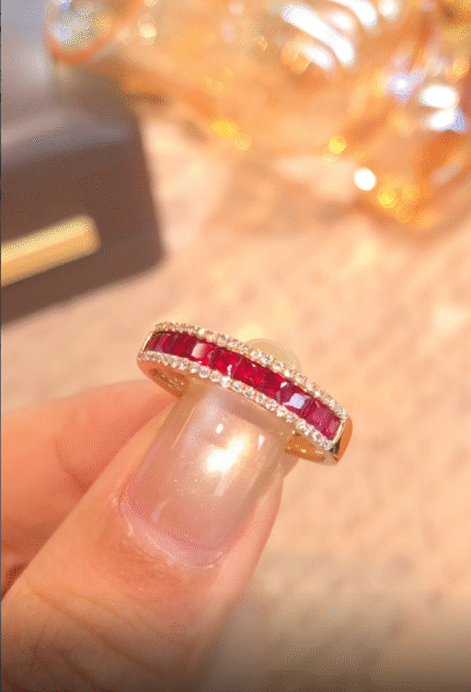 0.79 carat ruby ring in 18K yellow gold
